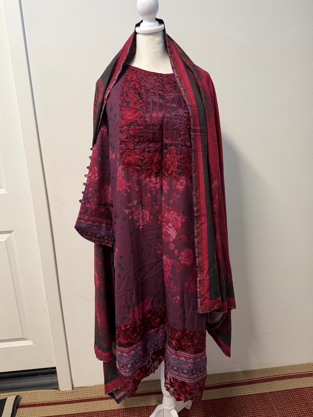 Women’s Burgundy Floral Embroidered 3-Piece Fall Outfit – Size L